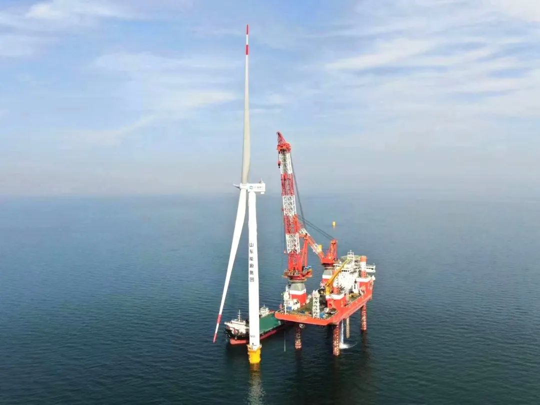 230米!上海电气全球最大风轮风机完成首台吊装 230米!上海电气全球最大风轮风机完成首台吊装