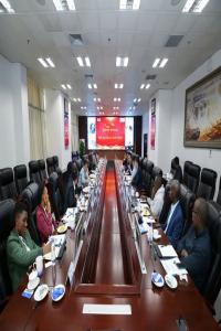 ڸɴʯ͹ִжErnest N.T. Rubondoһеú͹